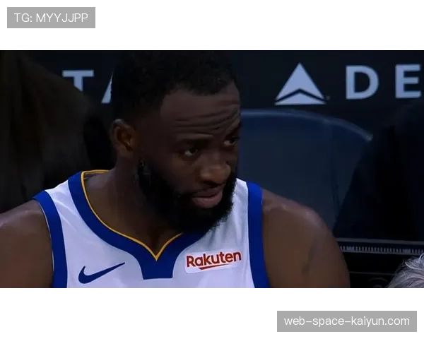 特写：勇士队老将追梦·格林，在更衣室白板前讲解防守战术